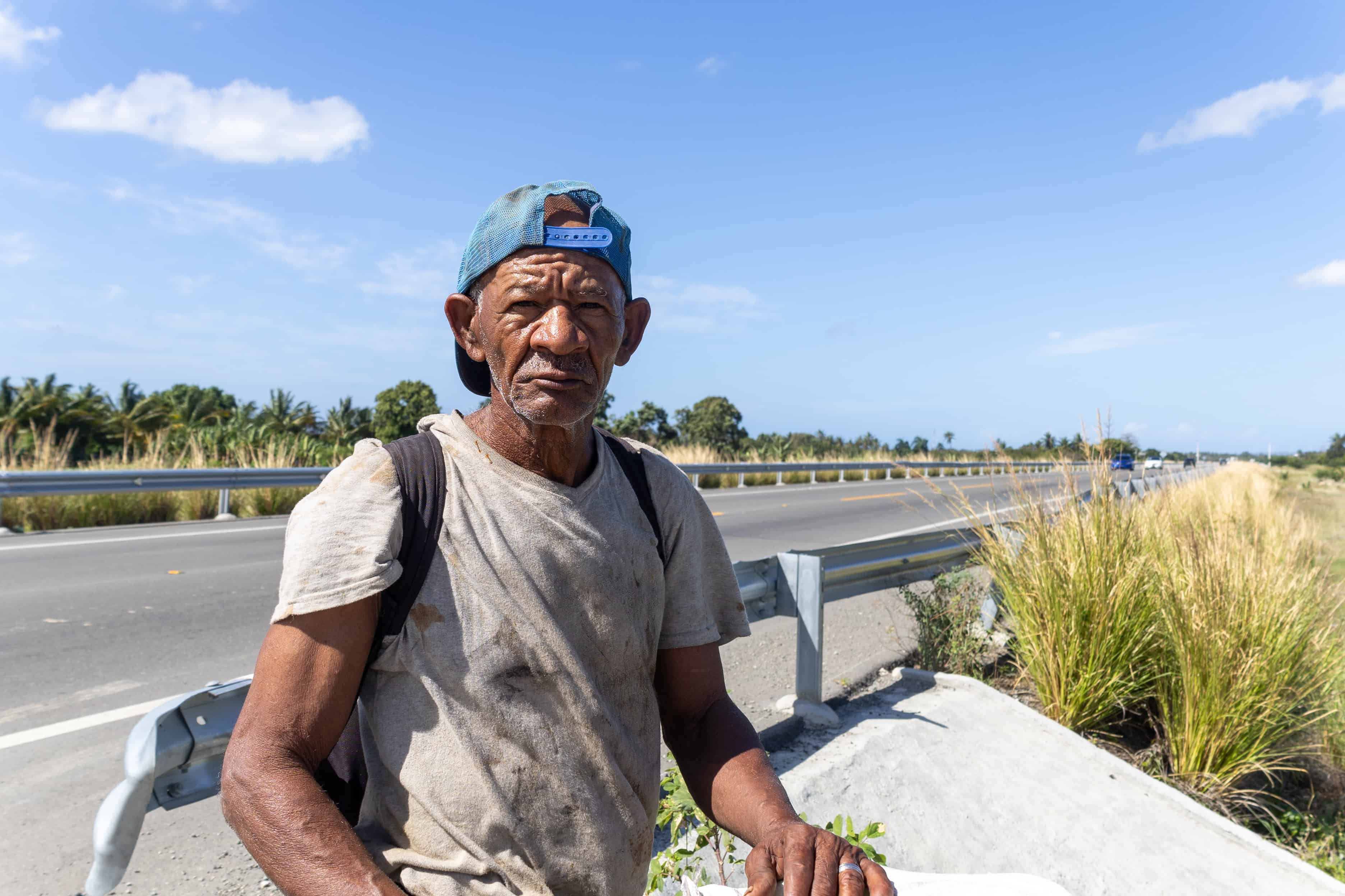 Eladio de la Rosa está vivo de casualidad porque en varias ocasiones casi lo impacta un vehículo al cruzar la vía en su vieja bicicleta por la alta velocidad de los conductores.