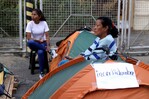 Familiares de presos políticos piden a Delcy Rodríguez y a EE. UU. visitar prisión venezolana
