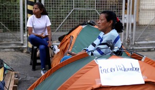 Familiares de presos políticos piden a Delcy Rodríguez y a EE. UU. visitar prisión venezolana