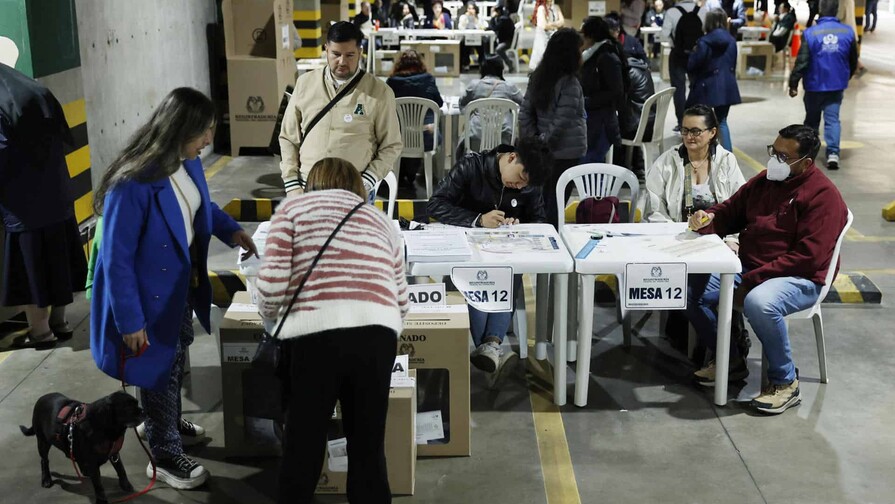 Los colegios electorales cierran en Colombia después de ocho horas de votación Los colegios electorales cierran en Colombia después de ocho horas de votación