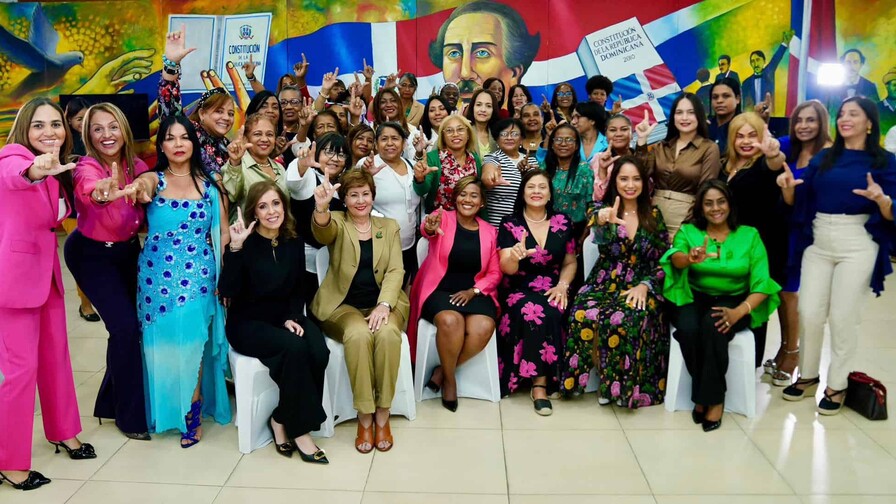 Fuerza del Pueblo impulsa liderazgo femenino con ciclo de conferencias nacionales