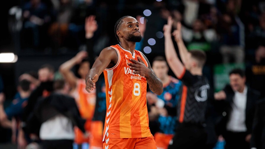 Jean Montero, con 23 puntos, lidera una contundente victoria del Valencia sobre UCAM