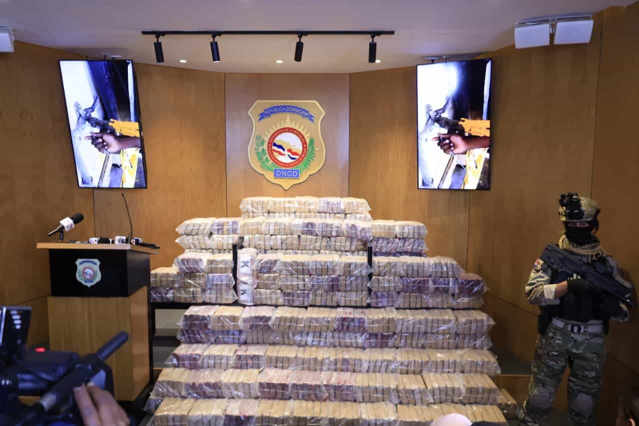 Agente de la DNCD custodia los 700 paquetes de drogas incautados en el Puerto Multimodal Caucedo, en Boca Chica.