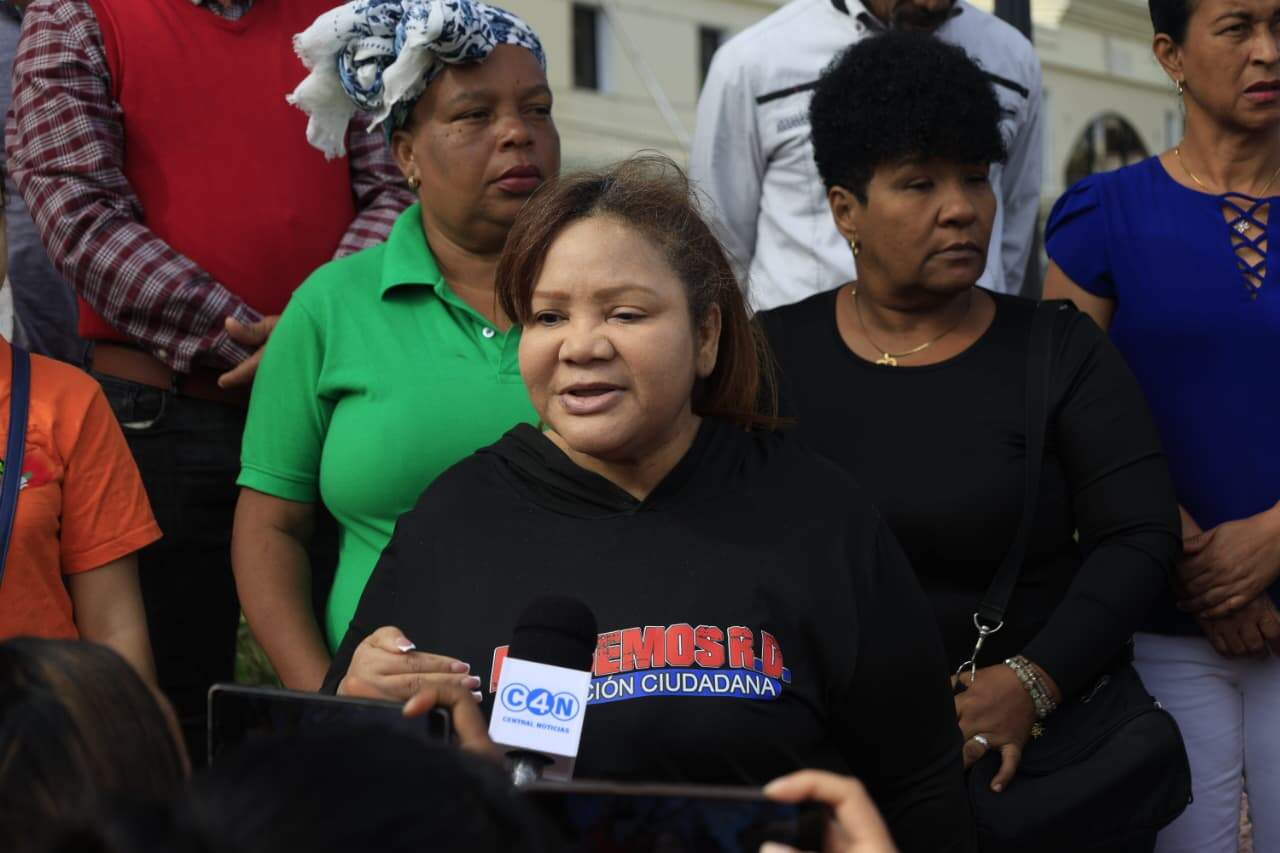 Una participante exige políticas públicas efectivas que garanticen una vida libre de abusos para las mujeres dominicanas.
