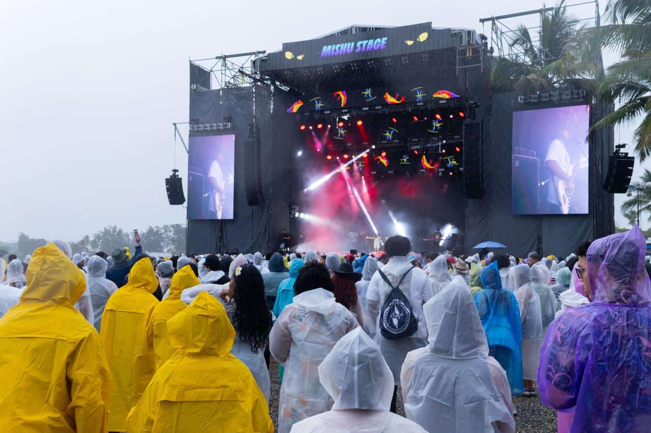 El público del Isle of Light permaneció bajo la lluvia durante toda la jornada, cantando y bailando pese al lodo en el Parque Punta Torrecilla, en Sans Soucí.