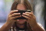 Una revisión de estudios relaciona el uso de pantallas con problemas mentales y sociales
