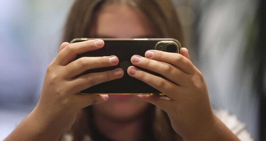 Una revisión de estudios relaciona el uso de pantallas con problemas mentales y sociales