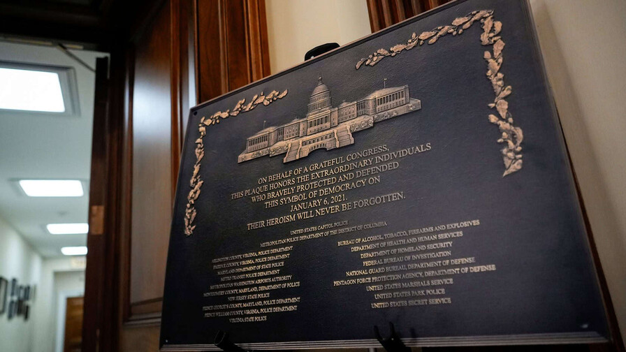 Instalan en Capitolio placa en honor a policías que enfrentaron el asalto del 6 de enero