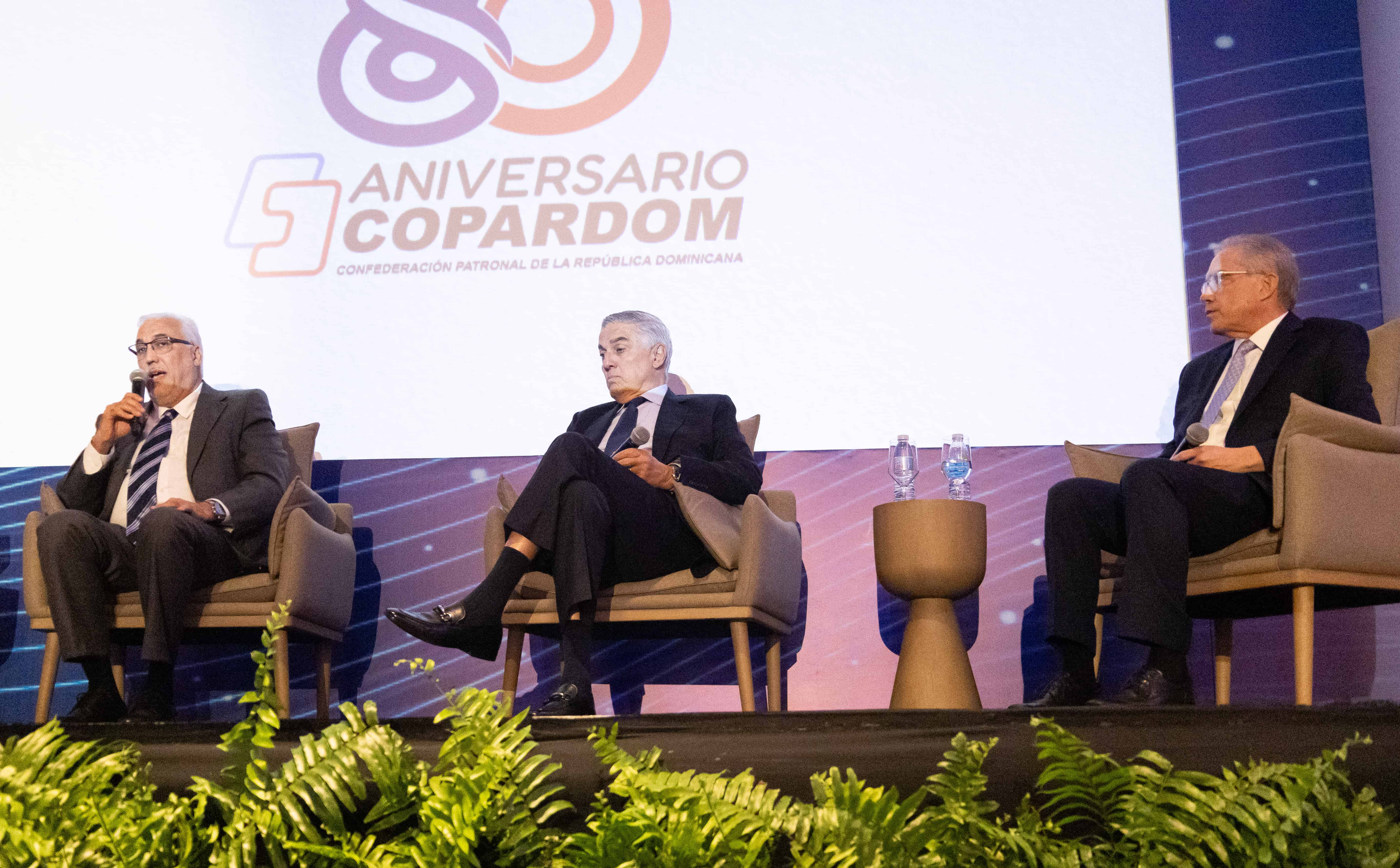 Representantes del sector empresarial debatieron qué se necesita para incrementar la formalidad y atraer talento humano más especializado. De izquierda a derecha: Erik Pérez rector de Unapec, Juan Bancalari, presidente de Asonahores y Ernesto Martínez, presidente de la ONEC.