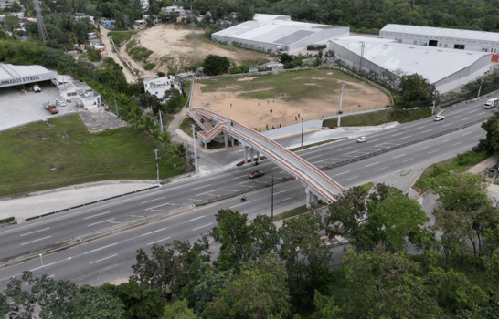 Cedieron parte del play para un puente peatonal; tres años después esperan que MOPC les cumpla