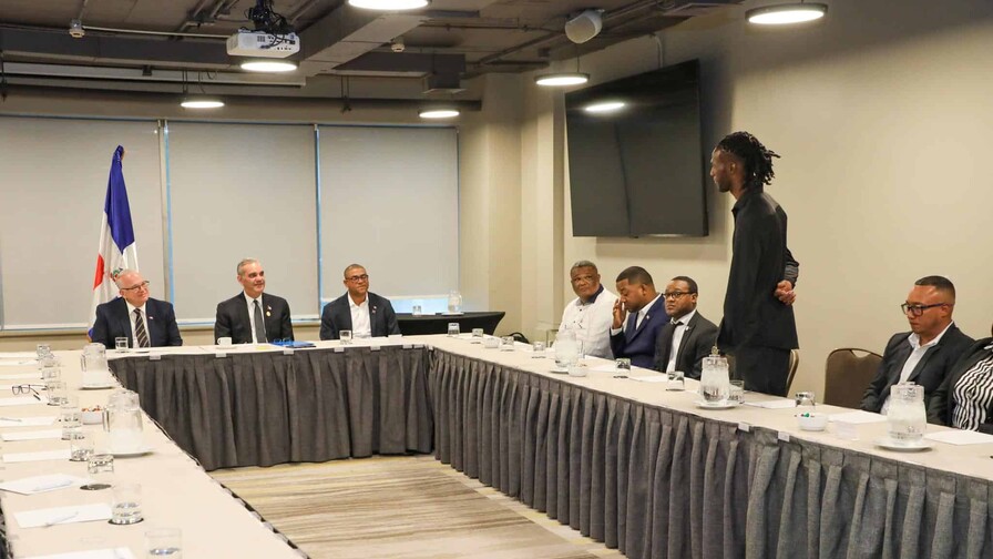 Abinader se reúne con líderes dominicanos en Chile y resalta oportunidades
