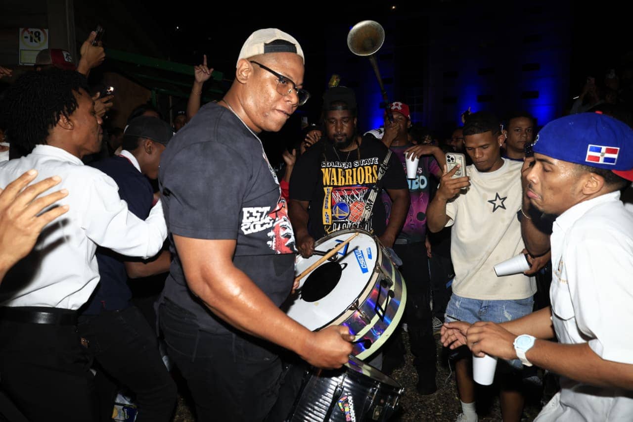 Con ritmo celebran estos fanáticos el triunfo dominicano ante Venezuela.&nbsp;