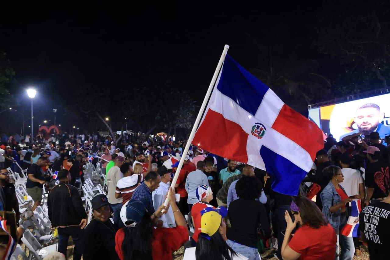 Personas celebran el triunfo de República Dlominicana ante Venezuela en la Plaza Santo Domingo del Malecón.