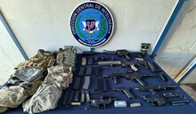 Ocupan en vivienda de Santiago varias réplicas de fusiles, pistolas y pertrechos