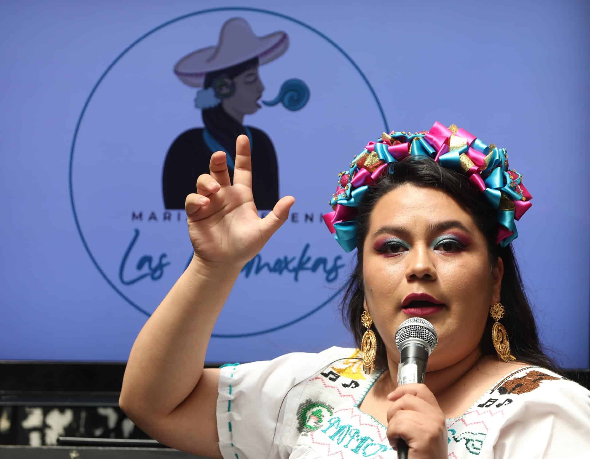 Karla Noemí Sanabria, cantante del mariachi femenino Momoxkas, durante una presentación en la Escuela de Mariachi Ollin Yoliztli en Ciudad de México. EFE / Mario Guzmán.<br>