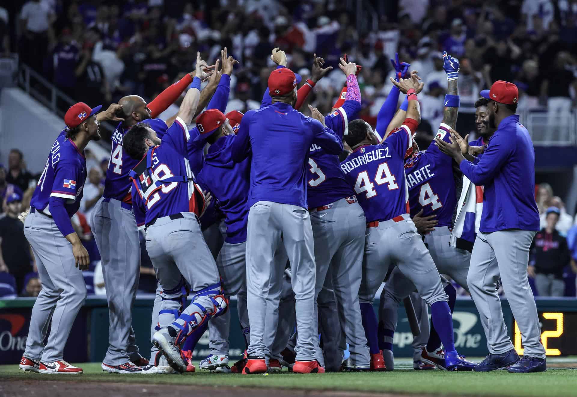 El equipo dominicano celebra un jonrón en el juego ante Venezuela en Miami.