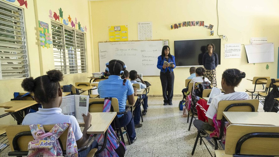 La limitación en uso de celulares en escuelas y colegios incluye a los maestros