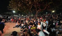 Multitud improvisa un mini estadio en el Malecón SD para ver el juego RD-Venezuela