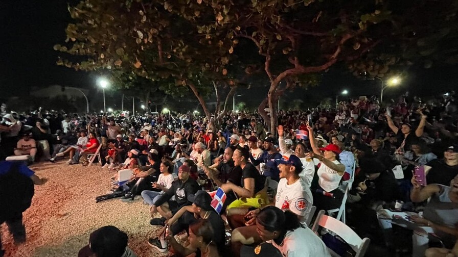 Multitud improvisa un mini estadio en el Malecón SD para ver el juego RD-Venezuela