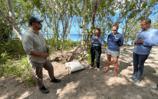 Rita Sellares, directora de Fundemar, lee un emotivo mensaje para recordar a Juana y Pepe. A su derecha el ministro de Medio Ambiente, Paíno Henríquez y a su izquierda Rachel Plekaniec y Juan Pichardo.&nbsp;