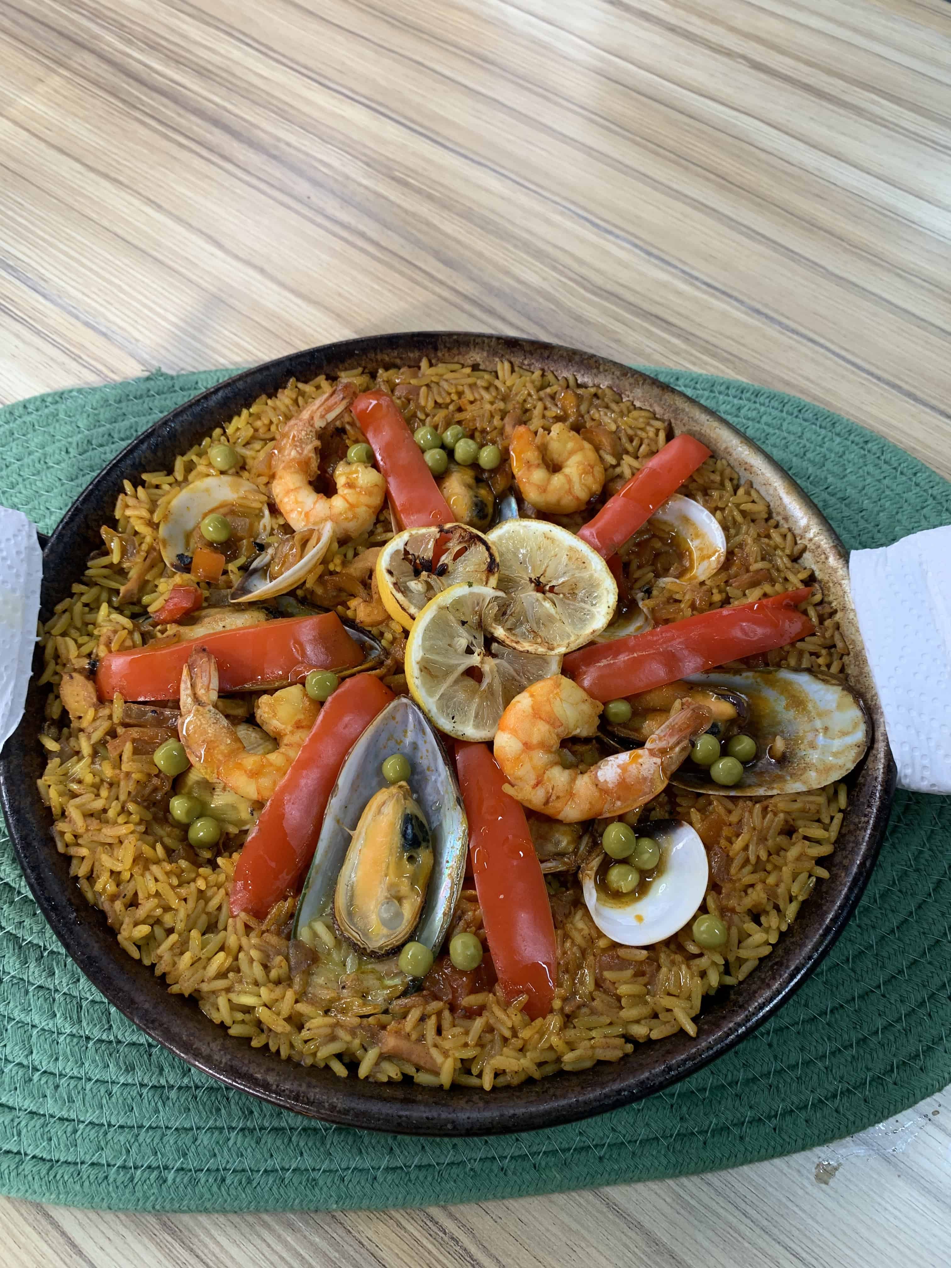 Del menú español, destaca la paella.