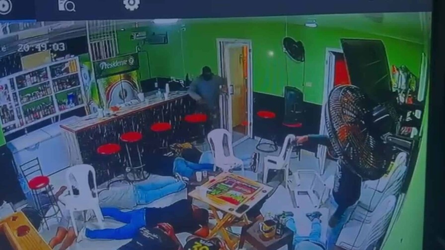 Encapuchados asaltan a clientes mientras jugaban dominó en un colmado en Navarrete