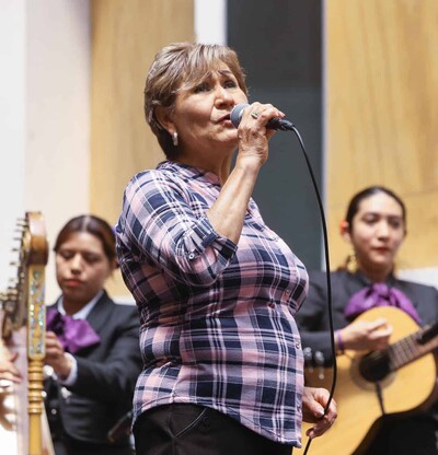 Rosa María López, la pionera que abrió camino al mariachi femenino