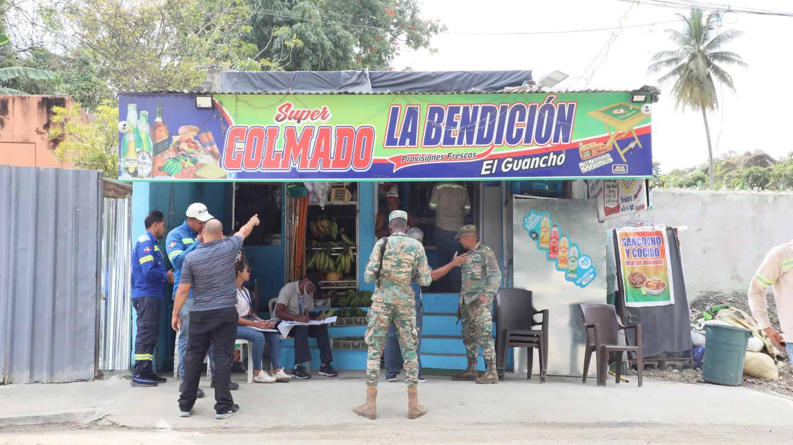 Equipo técnico de la empresa Edeeste.