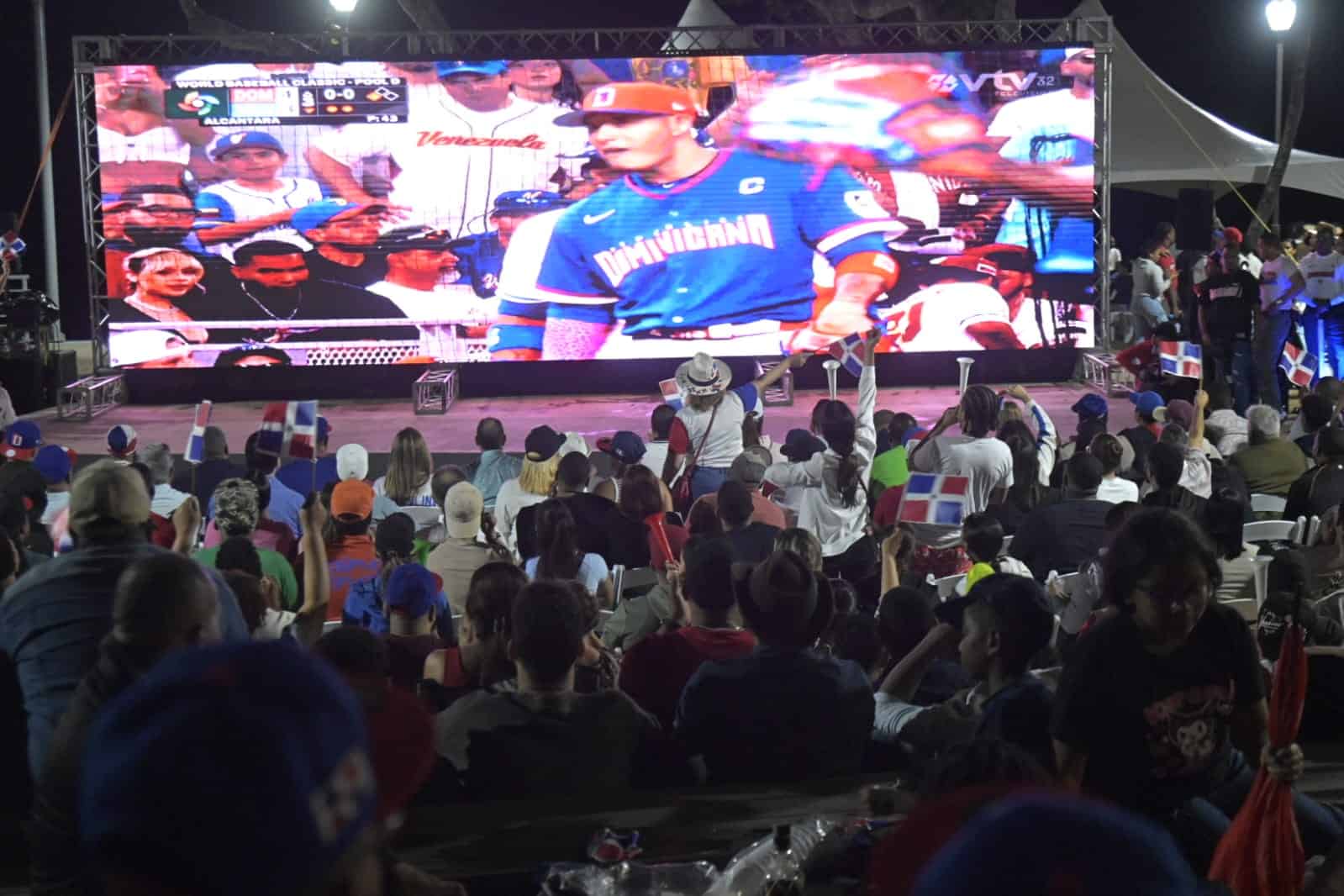 Decenas de fanáticos en la Plaza Santo Domingo del Malecón.