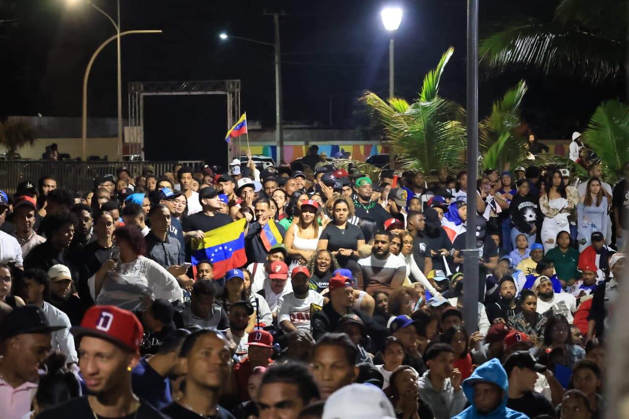 Fanaticada del equipo de Venezuela en la Plaza Santo Domingo del Malecón.