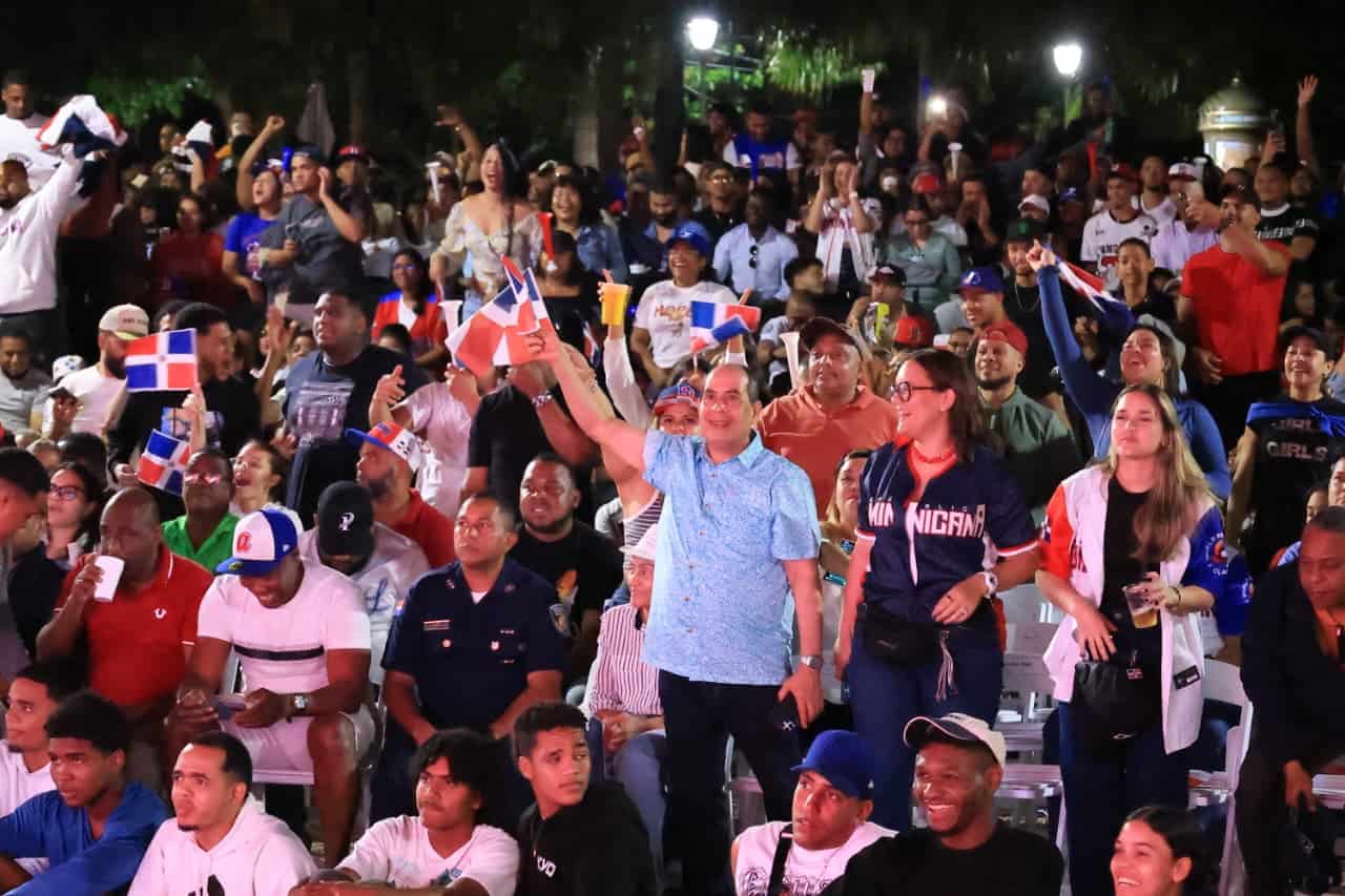 Cientos de fanáticos en la Plaza Santo Domingo del Malecón.