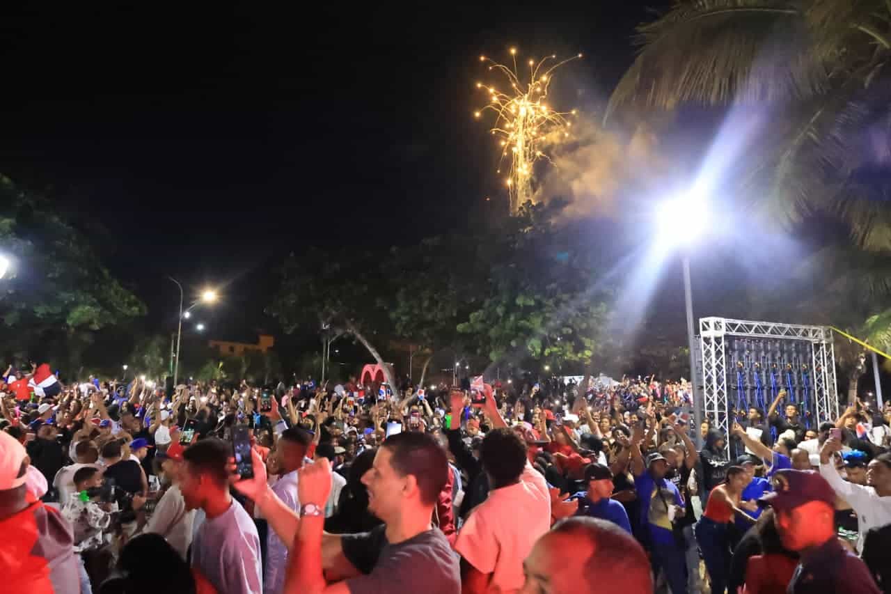 Fuegos artificiales tras el triunfo de Dominicana en la Plaza Santo Domingo del Malecón.