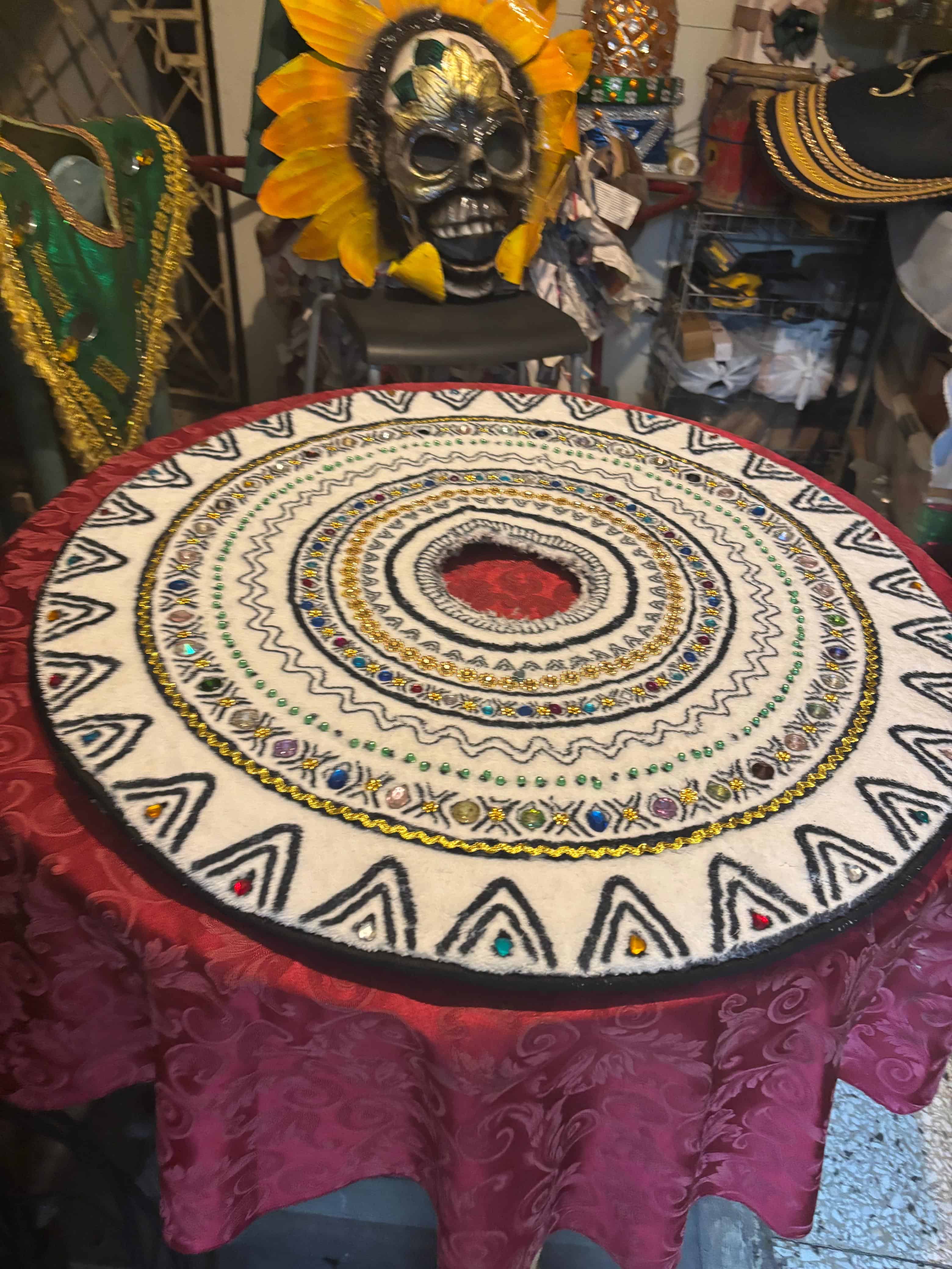 Un cuello confeccionado para un grupo de papeluses en el carnaval de Cotuí.