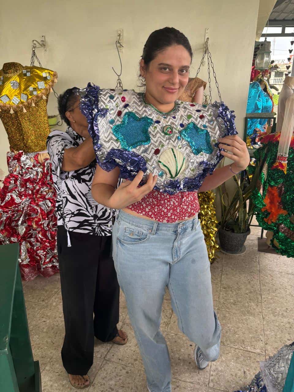 Ramona Viloria compartió un poco de su amor por los trajes de carnaval con este medio,  como muestra de su dedicación.
