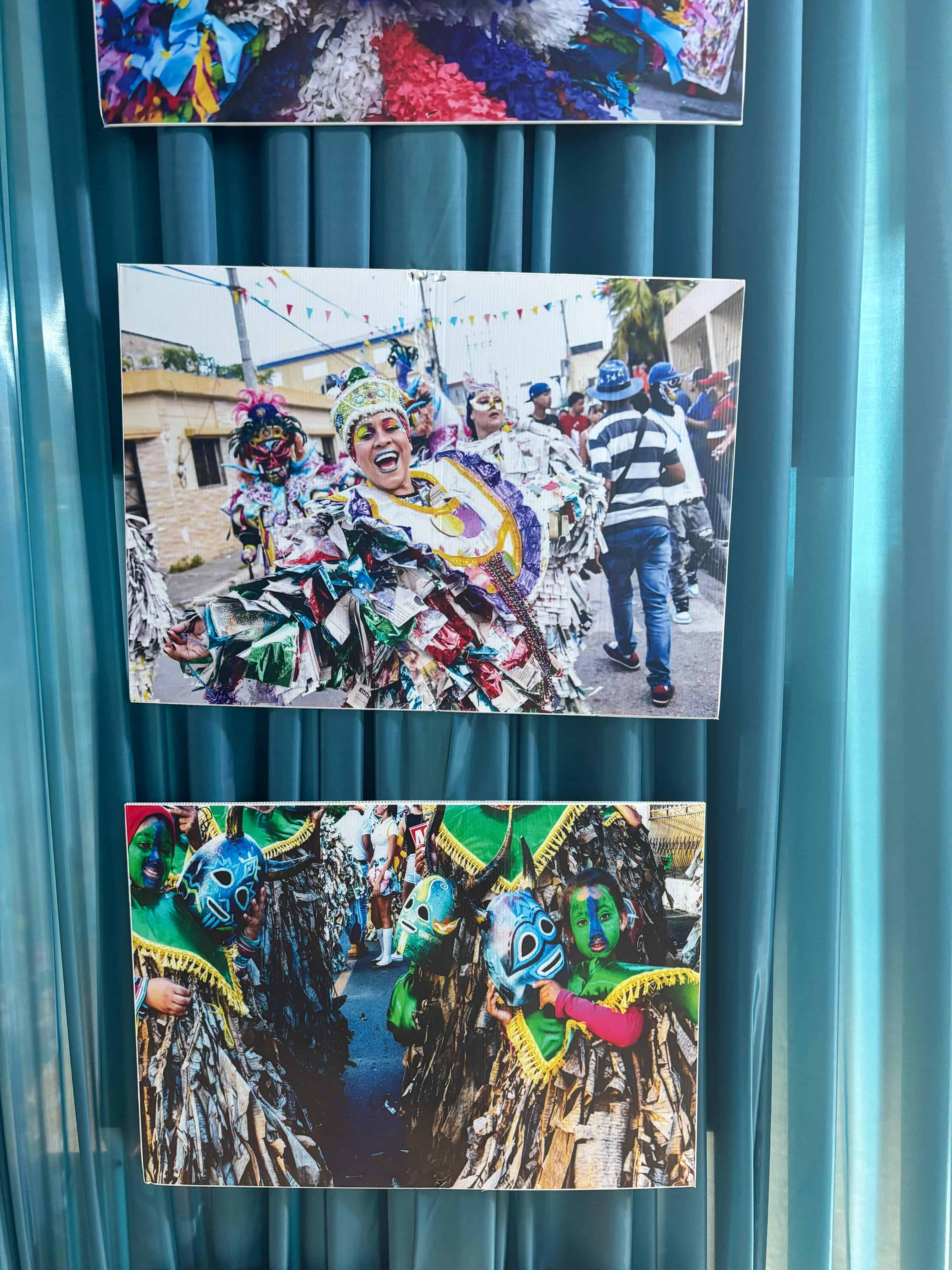 Fotografías del carnaval de Cotuí del fotógrafo Kevin Rivas expuestas en el casino Juan Sánchez Ramírez.