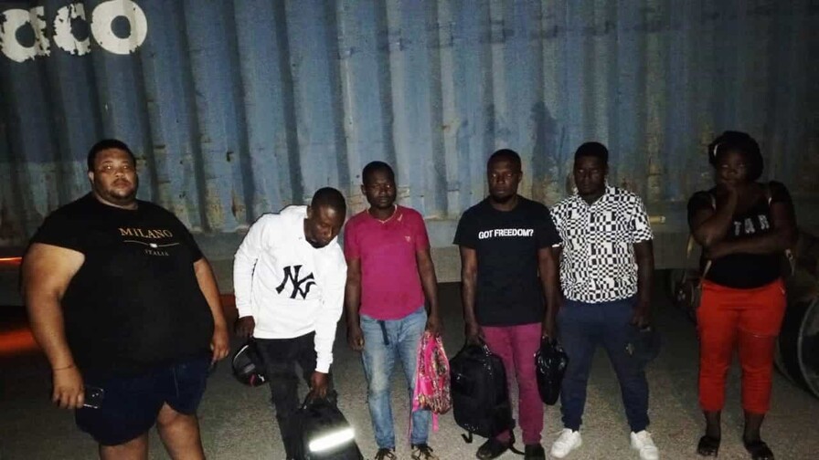 Migración peligrosa: haitianos tratan de cruzar al país acostado sobre furgón