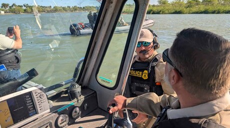 Frontera de Texas recibe migrantes de más de 60 países mientras traficantes usan drones para vigilar a agentes