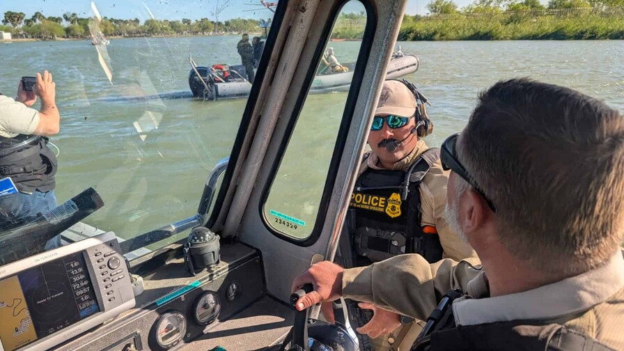 Frontera de Texas recibe migrantes de más de 60 países mientras traficantes usan drones para vigilar a agentes