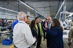 Embajadora de EE. UU., Leah Campos, visita el parque industrial Codevi en Dajabón