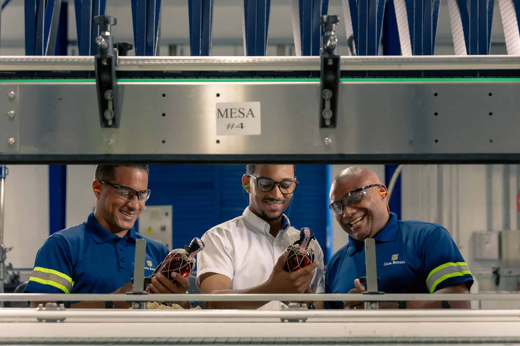 Colaboradores en el Complejo Licorero de Puerto Plata