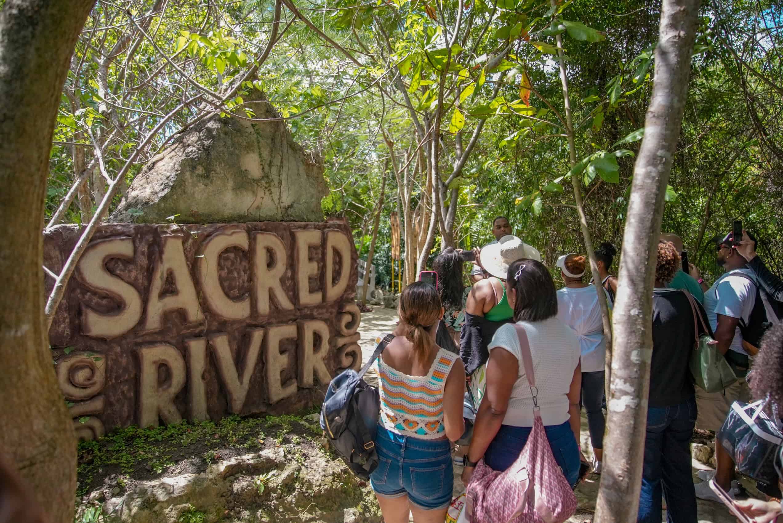 Periodistas durante el recorrido por el Sacred River.