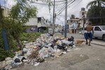 Las aceras de Santo Domingo Norte están repletas de basura y huecos que dificultan caminar