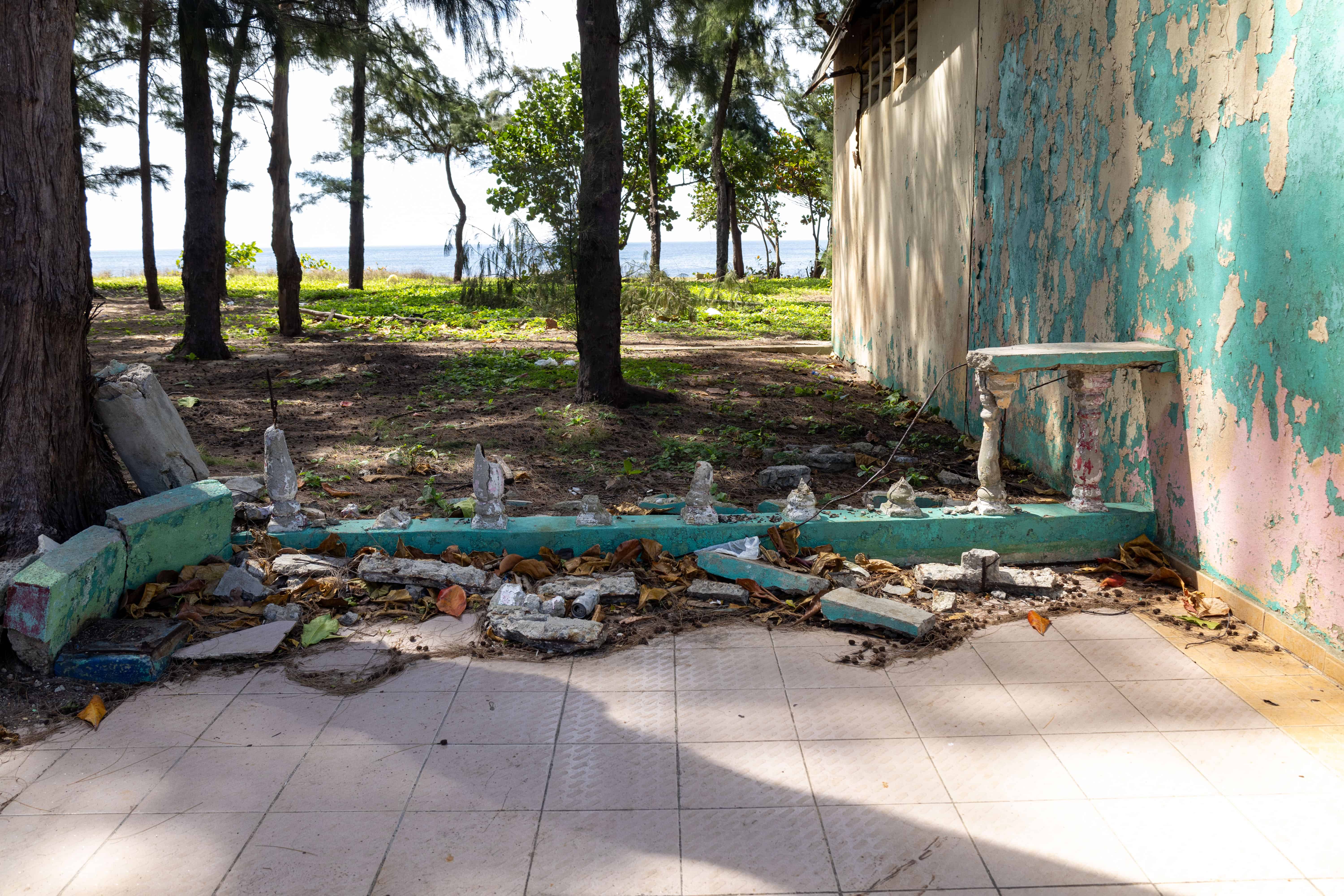 Algunas de sus estructuras destruidas.