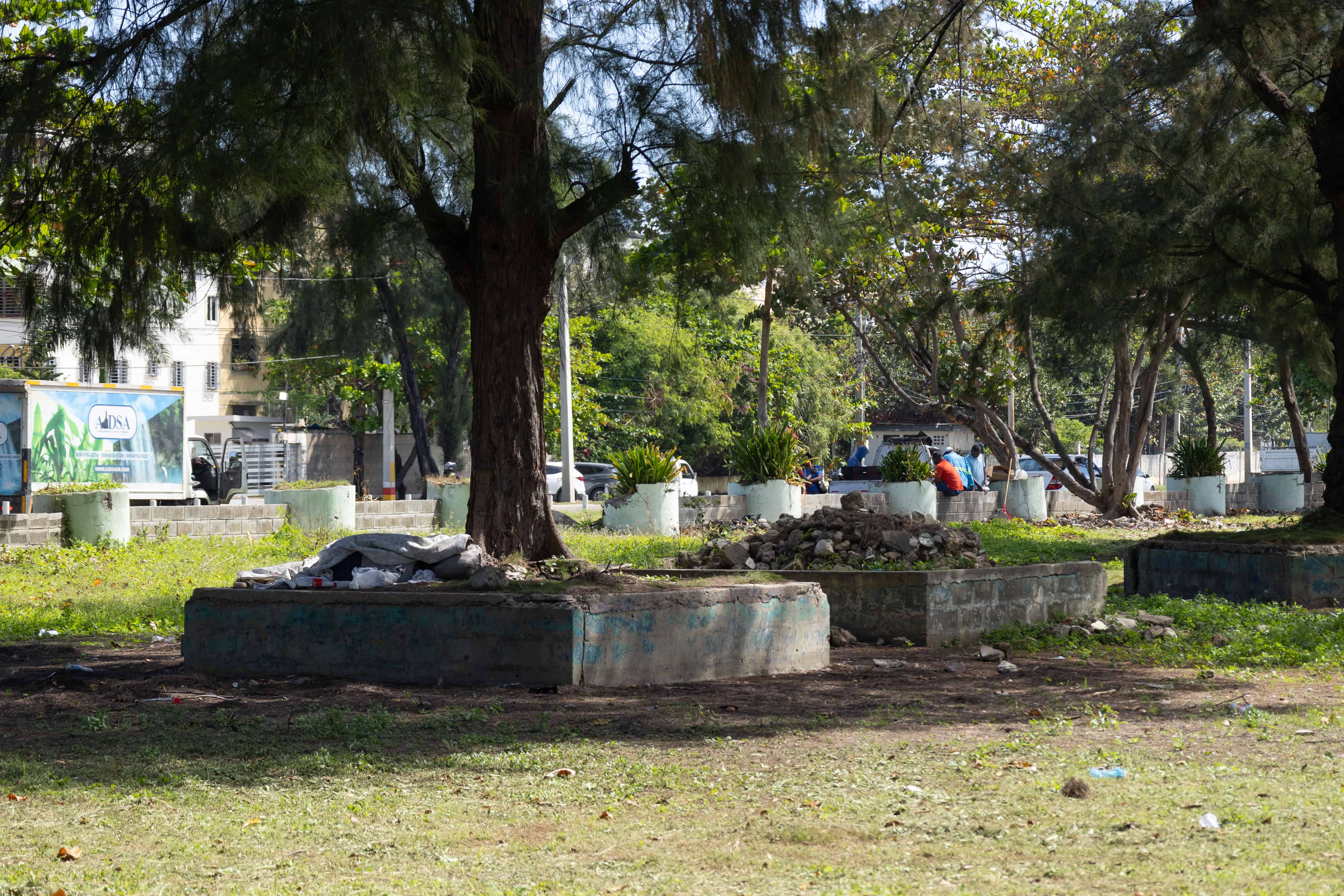 Un indigente duerme plácidamente en el tranquilo ambiente.