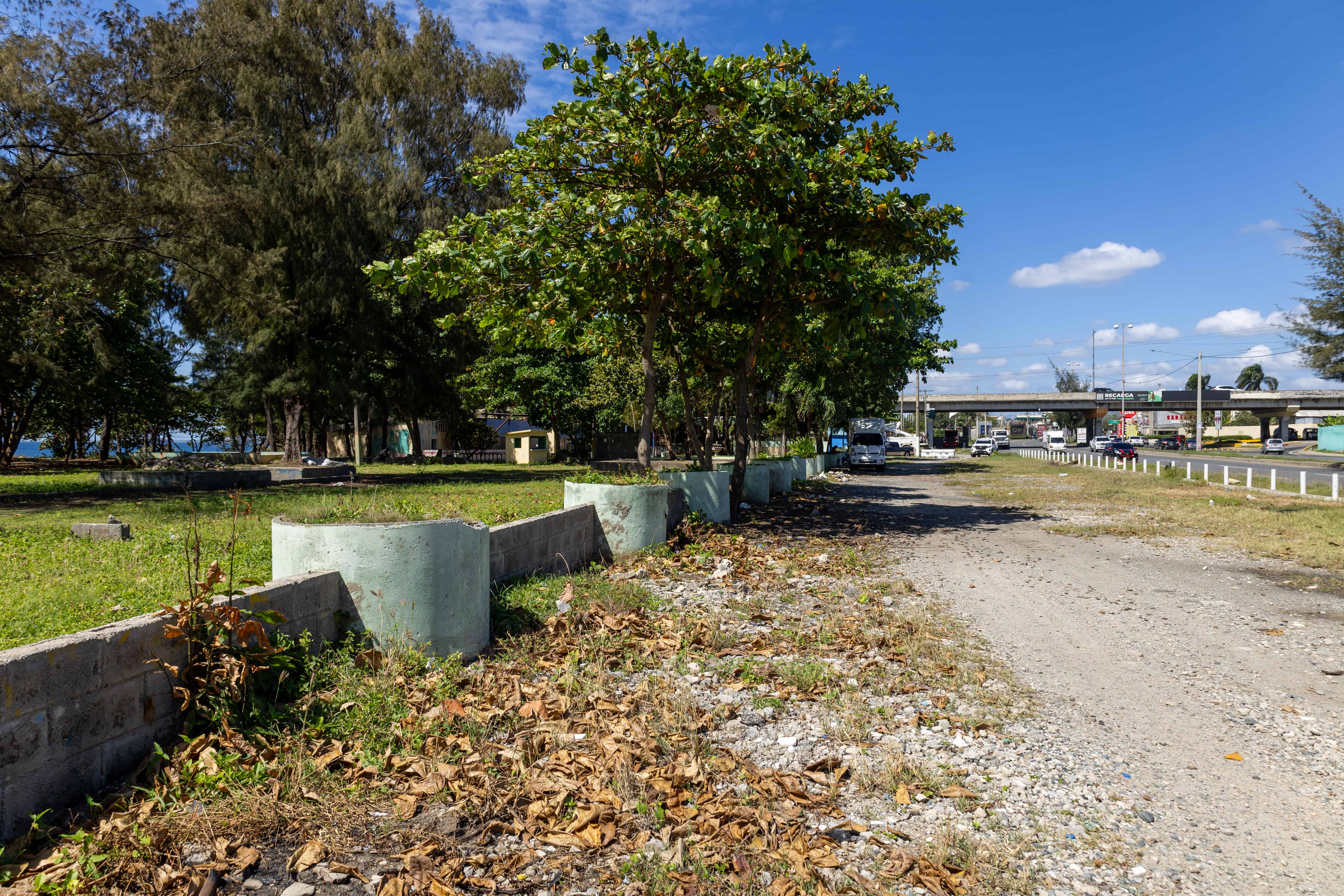 Los límites del área dedicada a los parqueos.