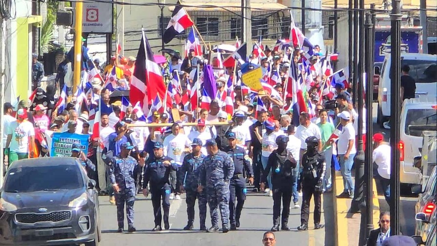 Comunitarios recorren calles de Santiago en rechazo a exploración minera en Cordillera Septentrional Comunitarios recorren calles de Santiago en rechazo a exploración minera en Cordillera Septentrional
