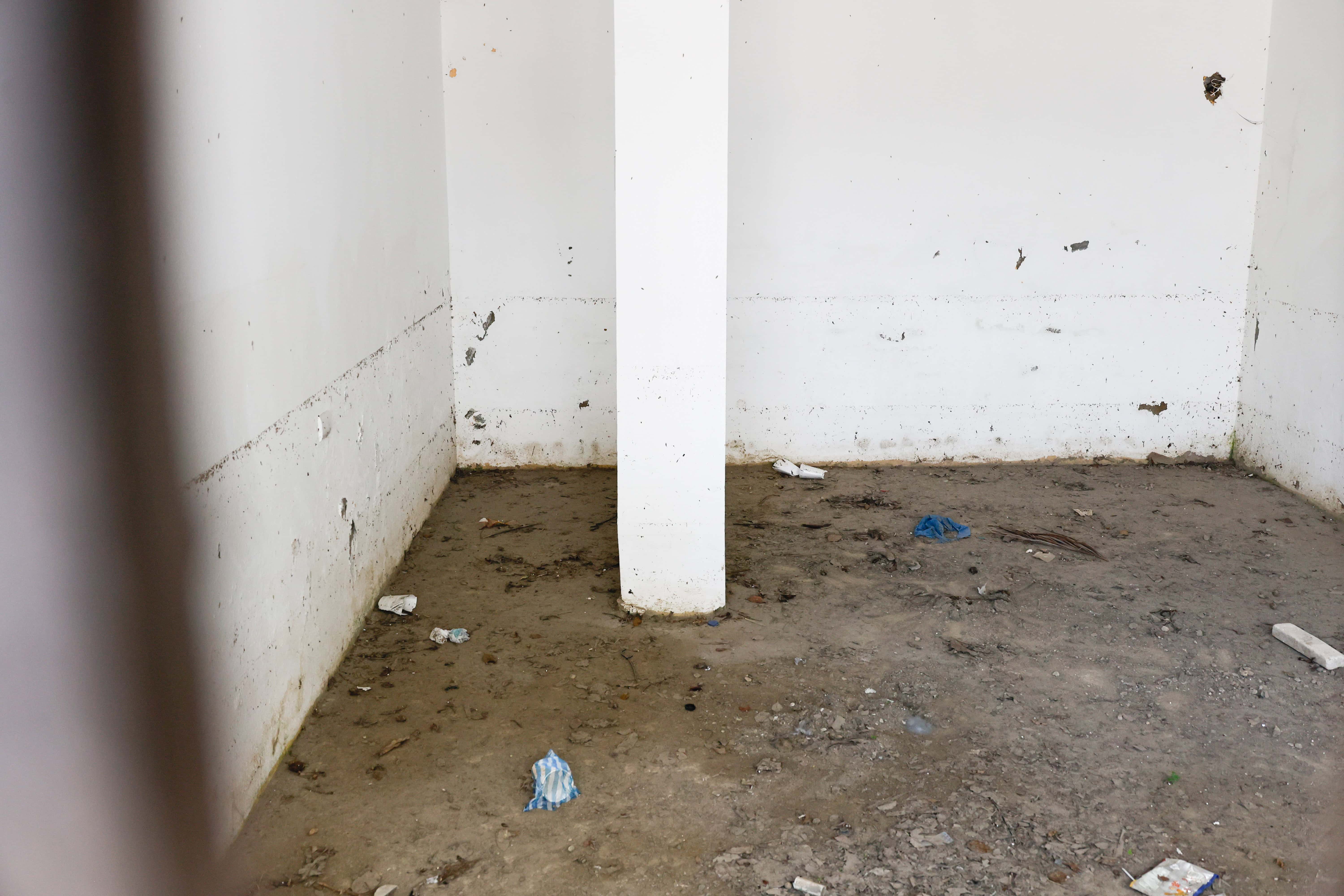 El agua penetra a las viviendas de la parte baja y llega hasta a más de un metro de altura.