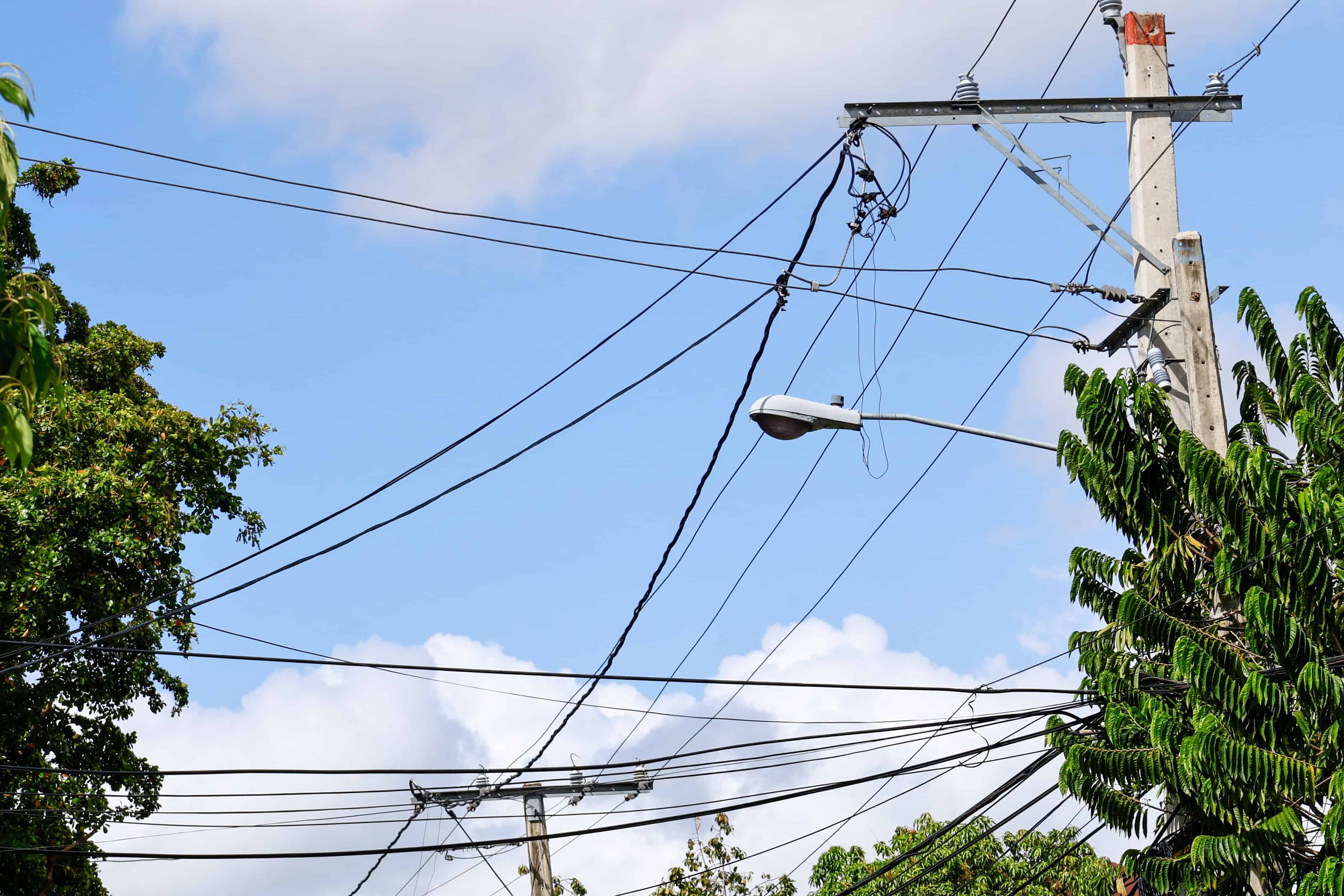 El agua llega hasta los paneles electricos.