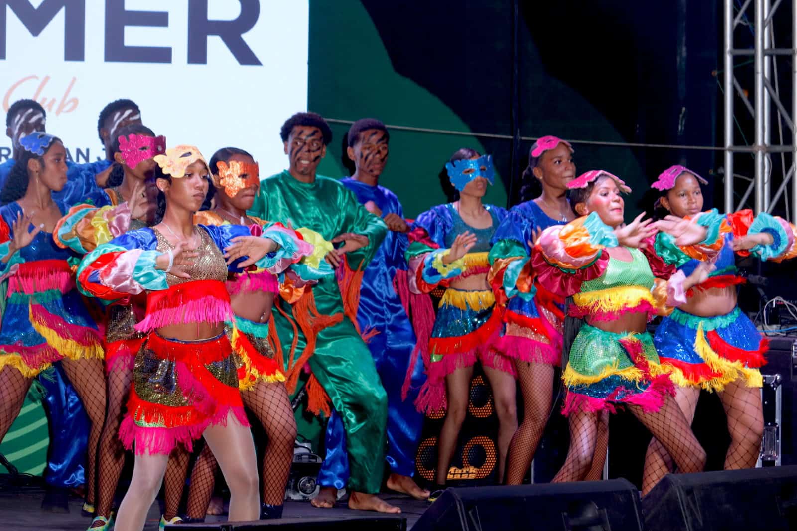 Las comparsas integran color, fantasía y coreografía.