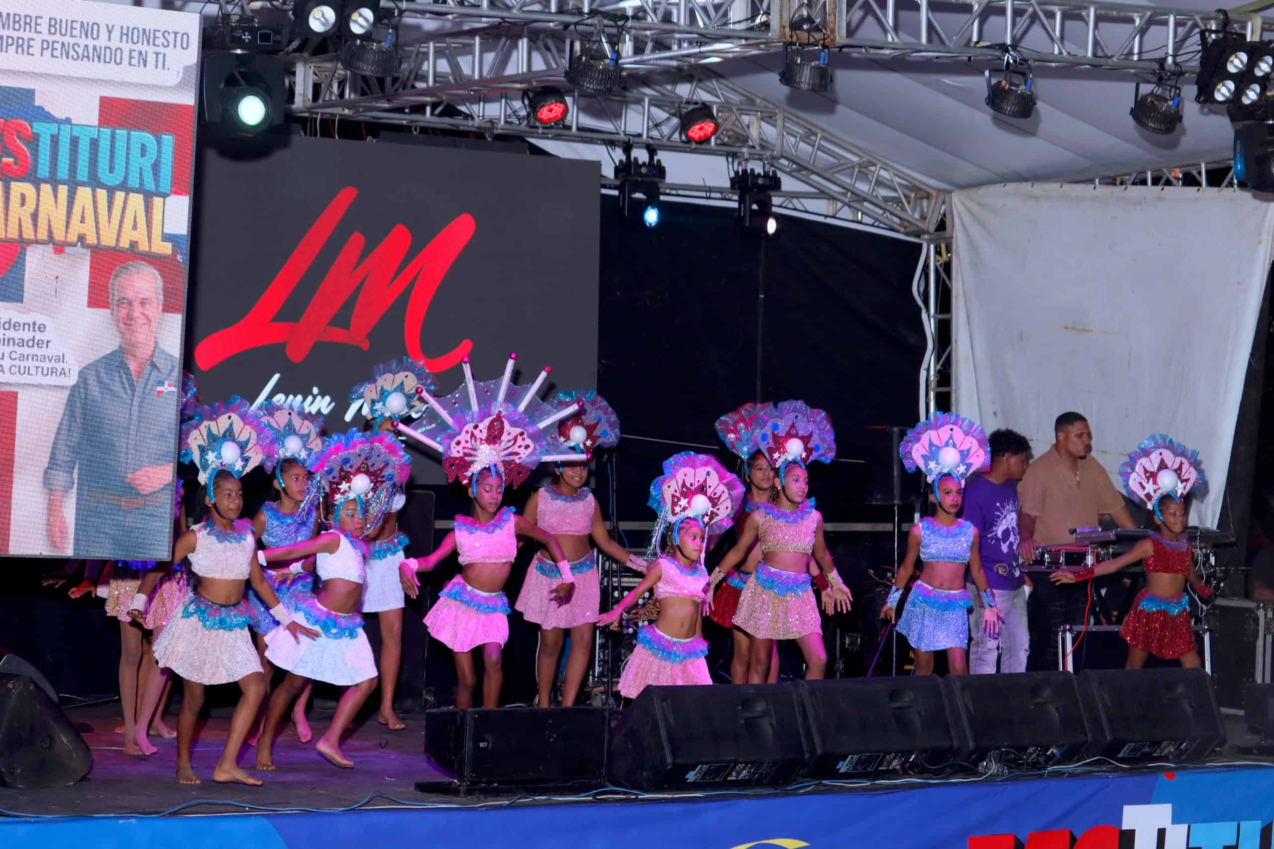 Los niños se integran a las comparsas desde los cinco años.